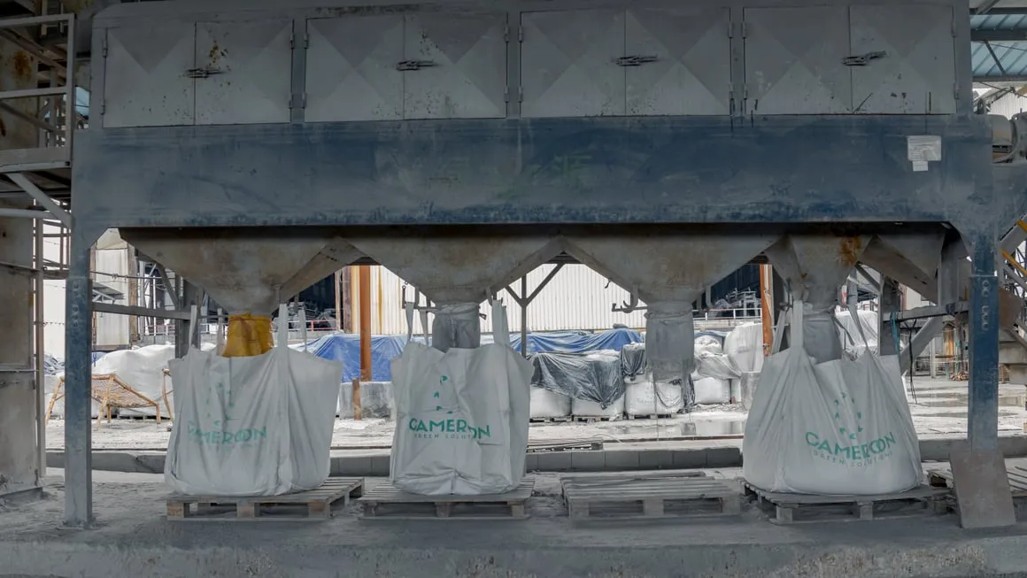 Grands sacs remplis sous les trémies d’une station d’ensachage