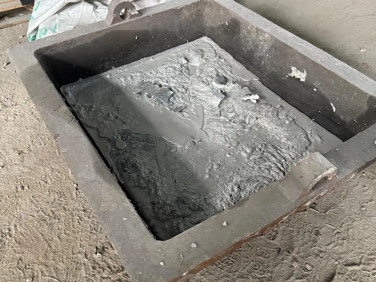 Bloc de métal refroidi dans sa lingotière, posée au sol